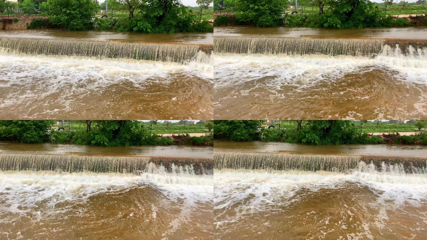 雨天河里溢出的水坝。