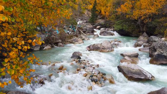 西藏318国道川藏线米堆峡谷的溪流