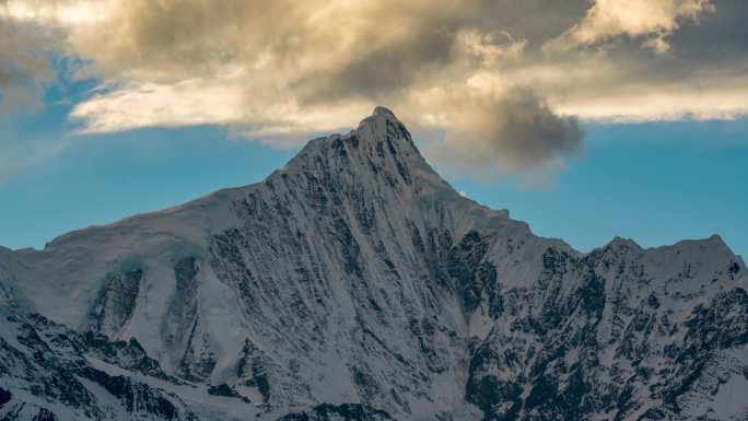 梅里雪山云雾延时8k