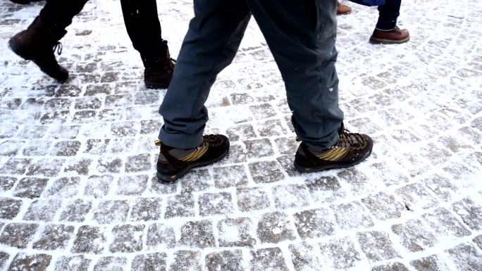 在瑞典斯德哥尔摩市的雪中行走