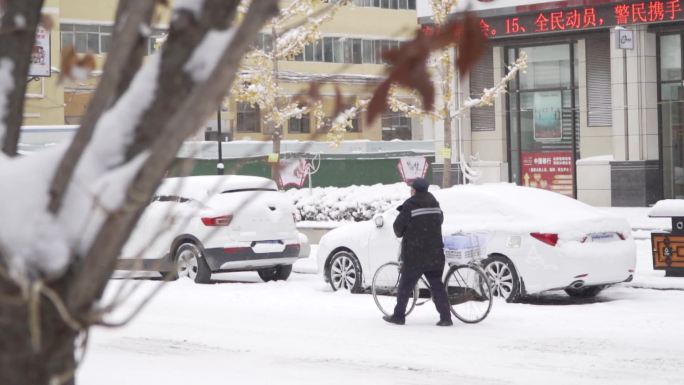 雪中推行自行车