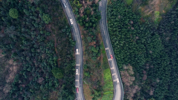 大山森林山路弯道行驶的汽车航拍