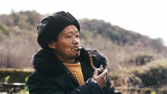 抽旱烟的苗族老人，坐在村口抽烟的留守老人