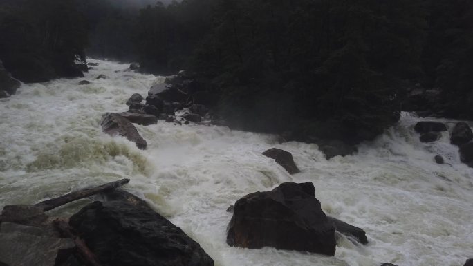 西藏墨脱县冰川溶水和雅鲁藏布大峡谷