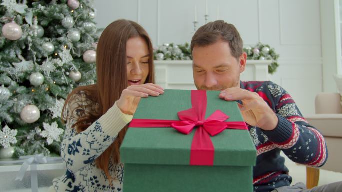 幸福的夫妇打开了神奇的礼物盒