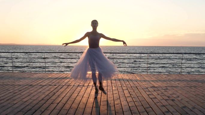 年轻芭蕾舞演员做经典的芭蕾舞动作。
