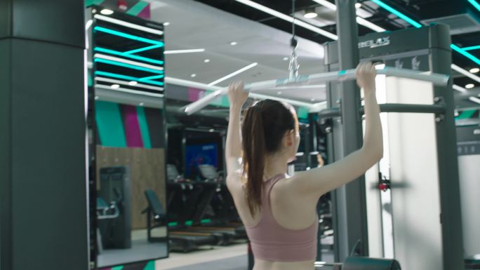女人在健身房使用健身器材4k
