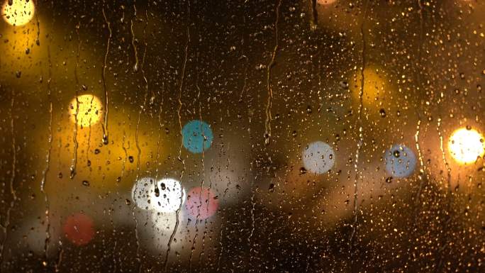 暴雨中的夜城雨衣雨水雨夜风光水滴雨伞