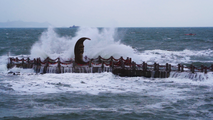 海滨地标月亮湾月亮老人海浪浪花素材