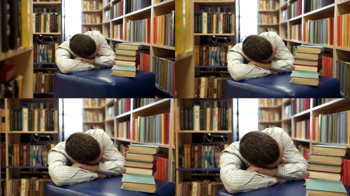 男人在图书馆睡着了