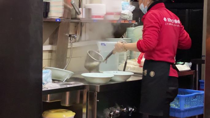广西米粉店里熟练的烫米粉甩米粉厨师