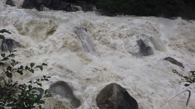 西藏墨脱县冰川溶水