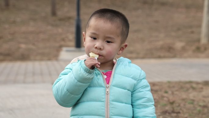 小男孩吃零食