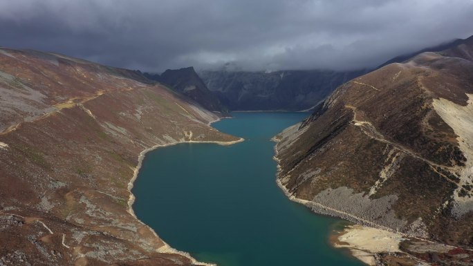 西藏洛扎县白马林措和库拉岗日雪山