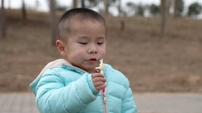 小孩吃奶酪棒吃零食