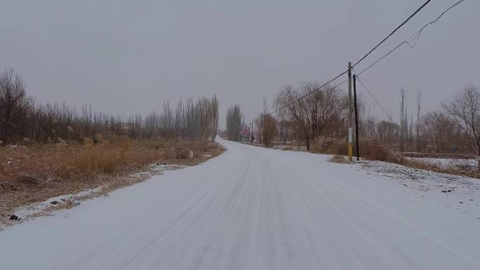 雪中乡村道路开车