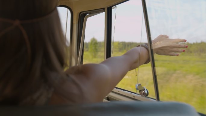 开车时，一名女子把手伸出窗外