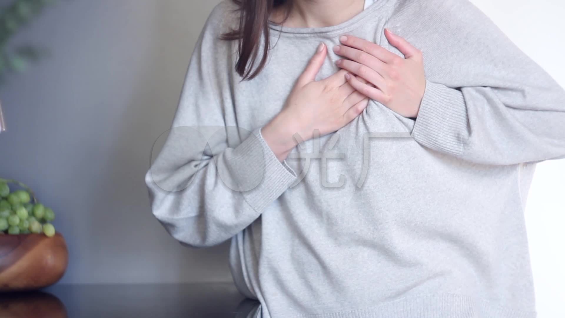 Female Body Is Uncomfortable, Covering Her Chest, Heartache Picture And HD Photos | Free ...