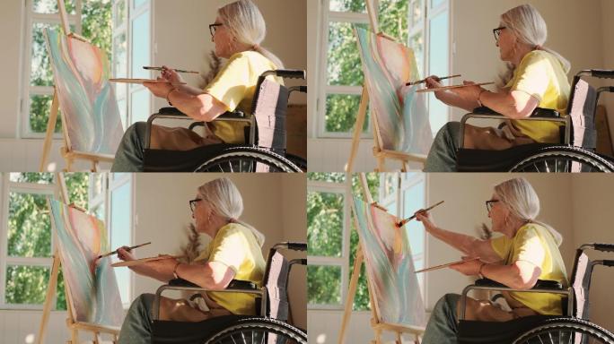 老年妇女坐在轮椅上画画