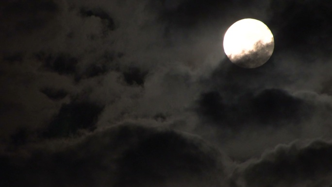 云和月亮云遮月晚上薄云月夜