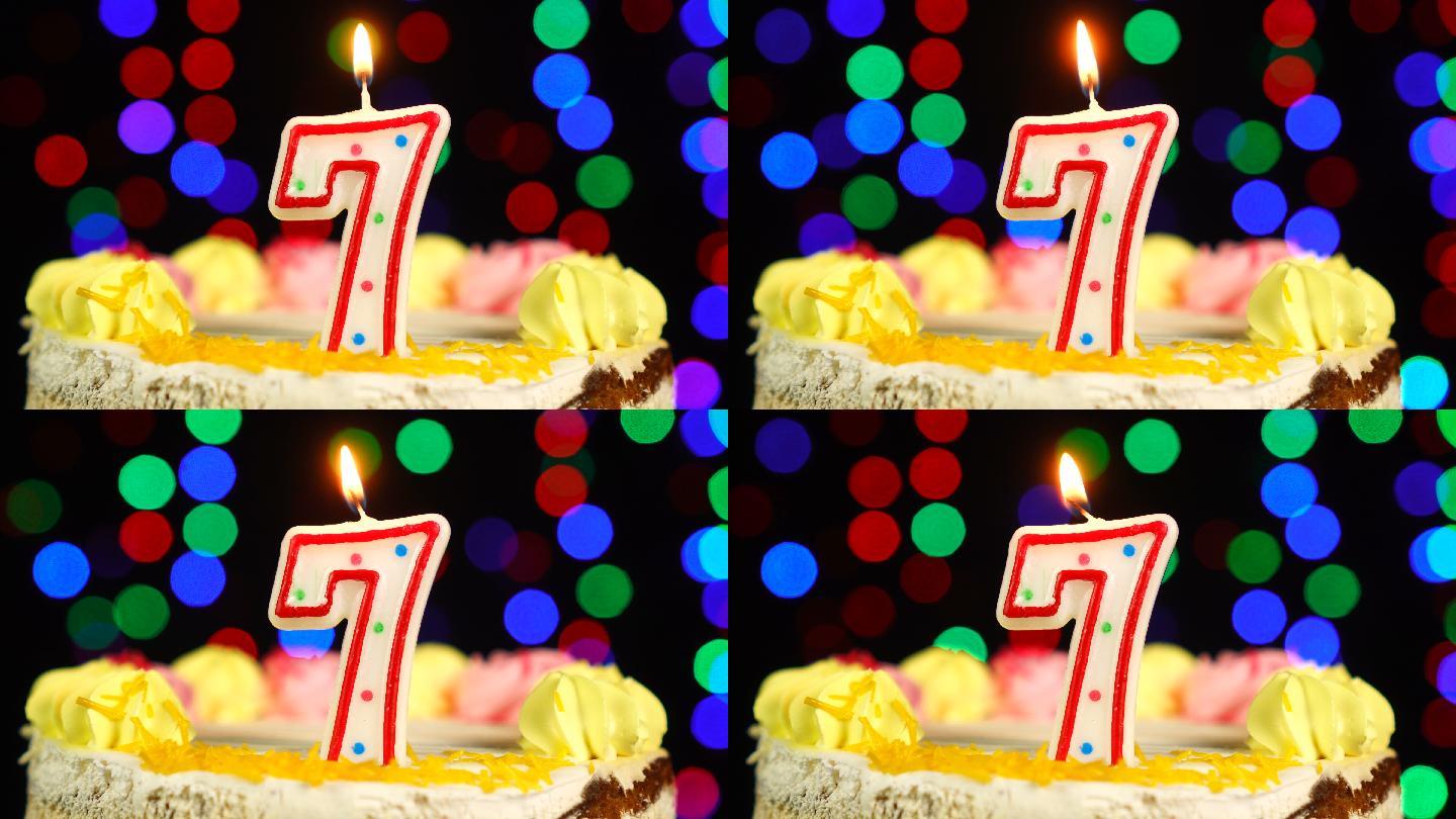 生日蛋糕上面点着蜡烛。