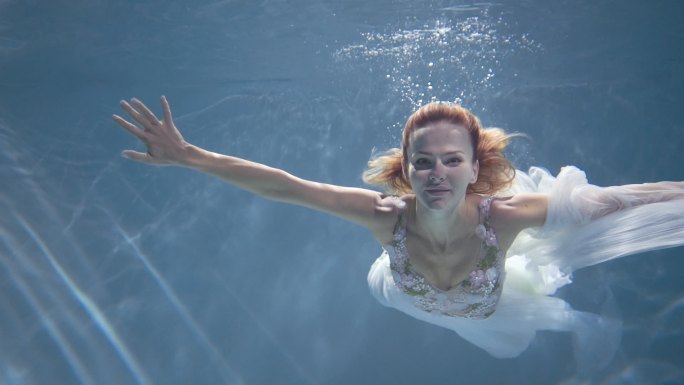水里游泳的女人落水潜水梦境梦幻外国人