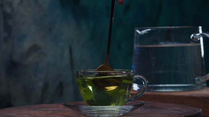 薄荷茶特写下午茶围炉煮茶泡茶叶