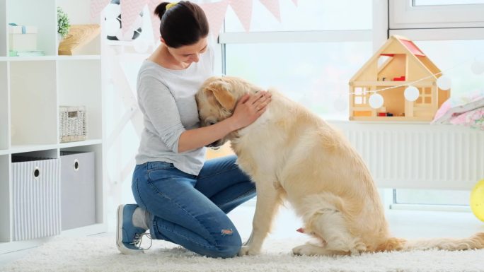 快乐女人和可爱的金毛猎犬