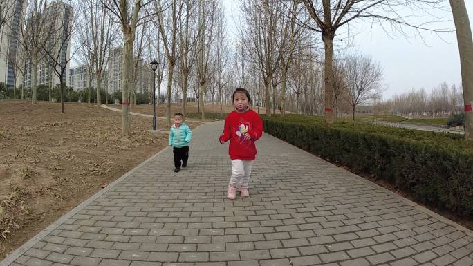 小孩奔跑慢动作升格