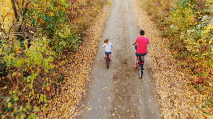 爸爸和女儿骑自行车航拍