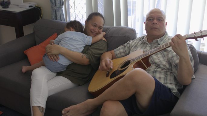 祖父正在弹吉他。老年生活退休生活看孩子
