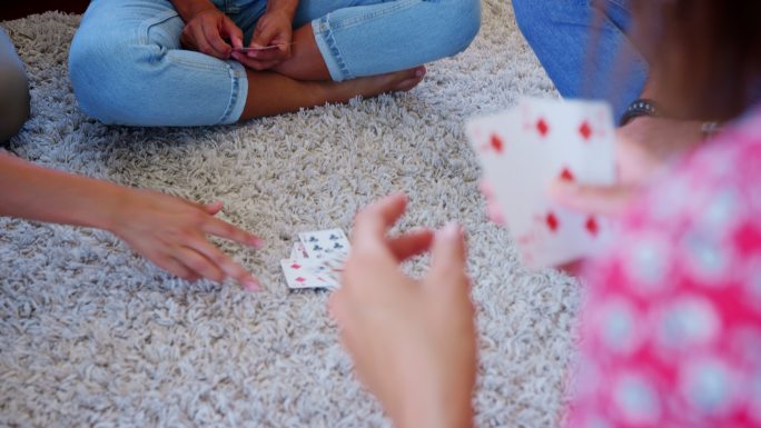 一群朋友在家一起打牌