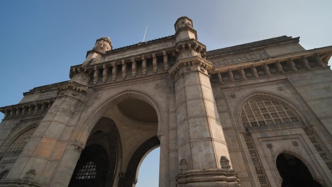 蓝天映衬下的孟买印度之门