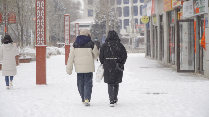 下雪天街道脚步