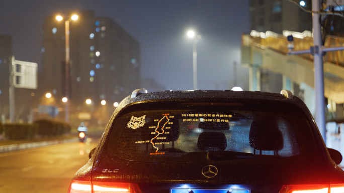 夜晚城市停小雨中的奔驰汽车