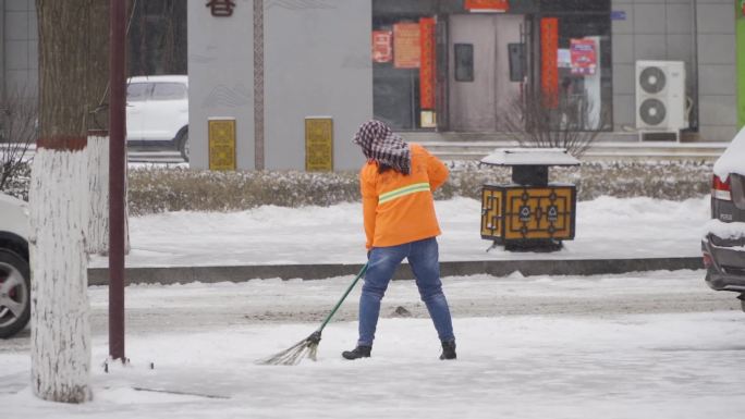 环卫工扫雪铲雪