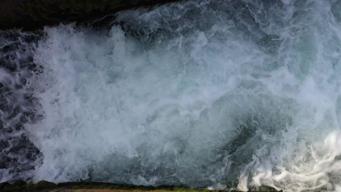 水渠放水白浪翻滚