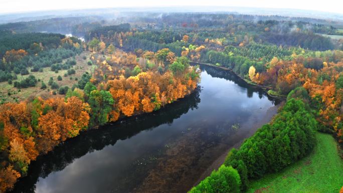 波兰秋天的河流鸟瞰图