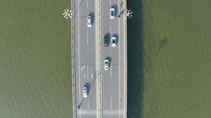 4K航拍大桥上汽车行驶的场景