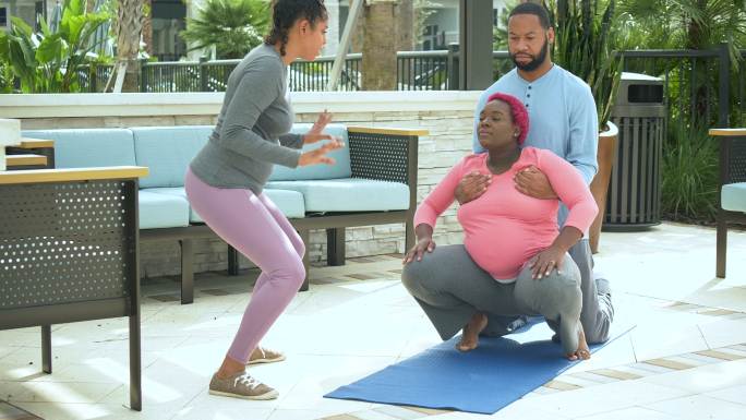 助产教练帮助锻炼产前运动孕期保健孕妇瑜伽