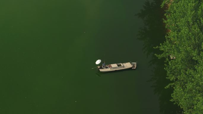 湖中小船