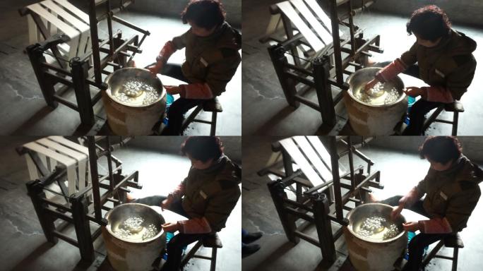 中年妇女家庭作坊使用机械蚕茧缫丝真丝技术