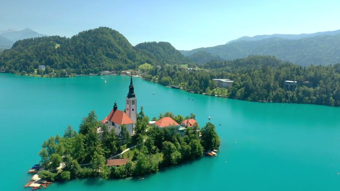 美丽的湖景中有小岛和教堂