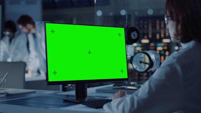 女IT科学家使用绿色模拟屏幕电脑