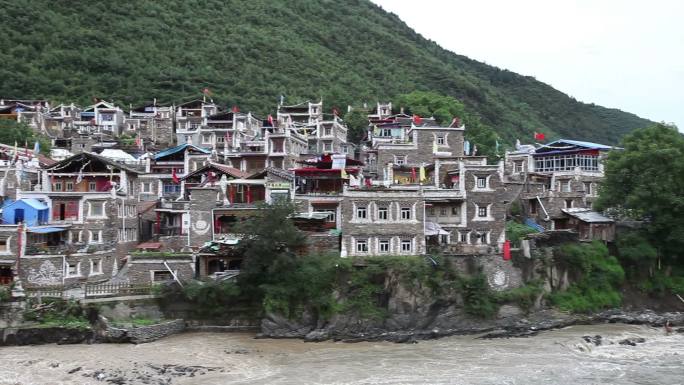 大山脚下四川雅安丹巴藏族村落藏寨风光