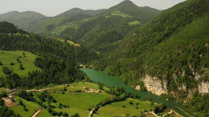塞尔维亚塔拉山鸟瞰斯帕吉奇湖