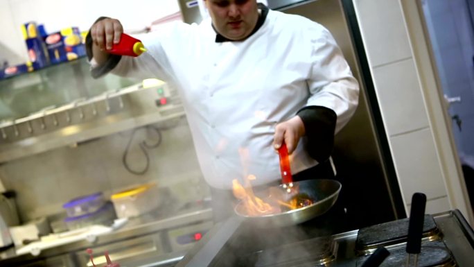 正在烹饪的厨师视频素材