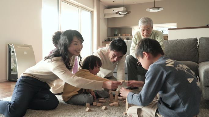 一家人在客厅玩积木