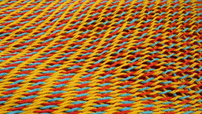 黄色、蓝色和红色针织布表面