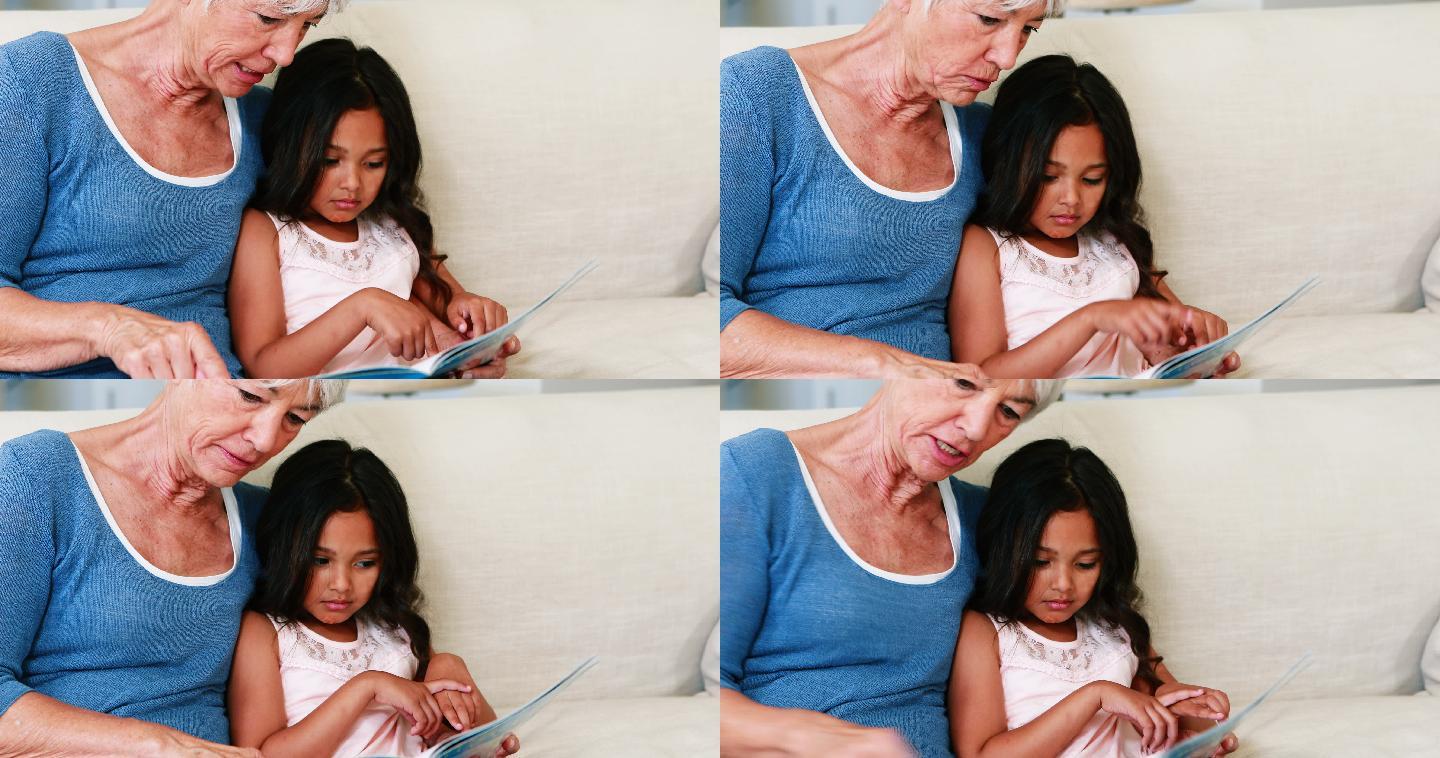 奶奶和孙女在客厅看相册时互动